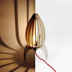 Atelier Loupiote Lampe à poser enfant fusée en bois H.38cm E27 6W