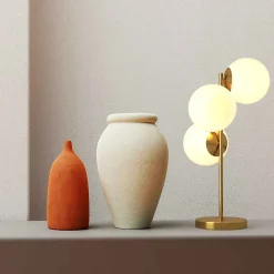 Alpinaluz Lampe De Bureau<Lampe de Table KAVALA avec Trois Boules de Cristal Blanc 15cm, Structure en Métal Doré 3E27 Design Élégant et Fonction